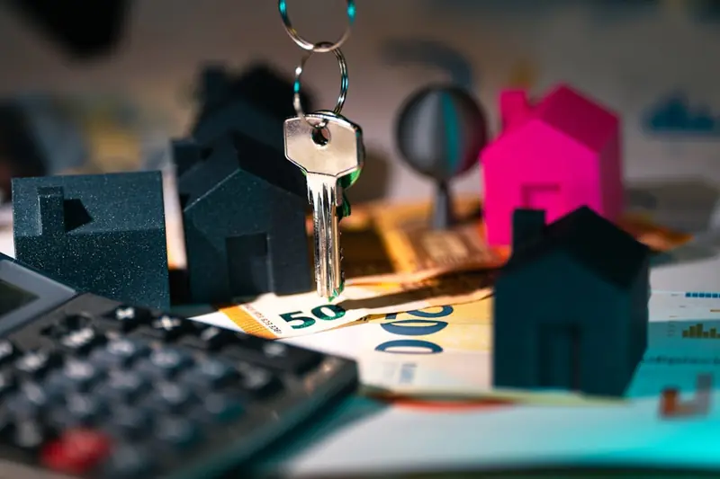 Real estate investment calculator with house models and key